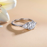3-Stein Moissanit-Verlobungsring, Cushion-Cut Hauptstein mit Seitensteinen, silber