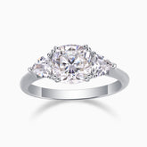 3-Stein Moissanit-Ring, Cushion-Cut: zentral großer Stein, silberfarbene Fassung