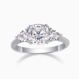 3-Stein Moissanit-Ring, Cushion-Cut: zentral großer Stein, silberfarbene Fassung