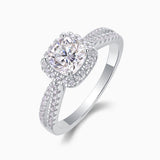 Anillo cushion halo doble pavé, banda con pedrería y split shank, white gold vermeil