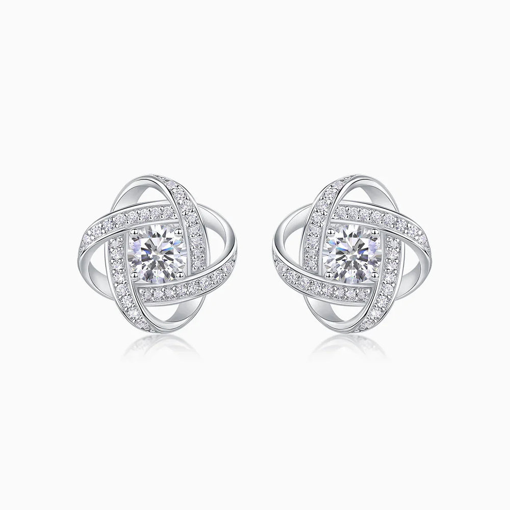 Pinwheel Knot Ohrringe im Steckerdesign, Weißgold-Vermeil mit Moissanite-Pavé
