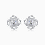 Pinwheel Knot Ohrringe im Steckerdesign, Weißgold-Vermeil mit Moissanite-Pavé