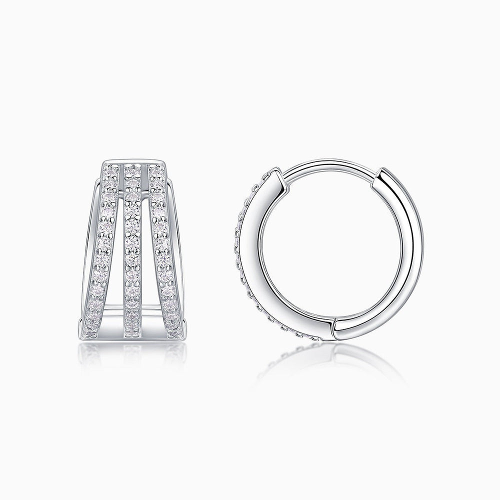 Moissanite Split Huggie-Ohringe aus Weißgold-Vermeil, zylindrische Front mit Steinen