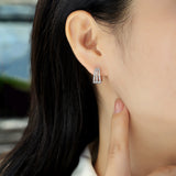Moissanite Split Huggie-Ohringe mit funkelnder Steinreihe am Ohr