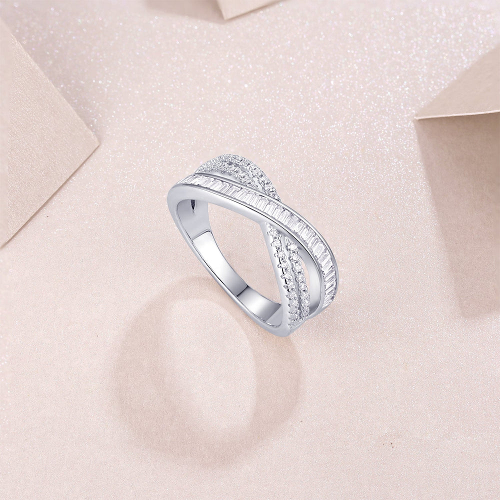 Bague croisée: anneau pavé et rangée baguette en or blanc vermeil