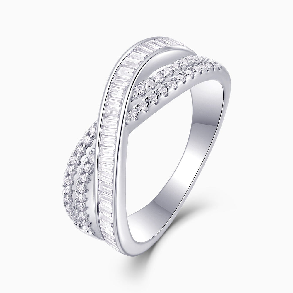 Vue latérale: bague croisée baguette et pavé, rangées de pierres