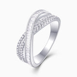 Vue latérale: bague croisée baguette et pavé, rangées de pierres