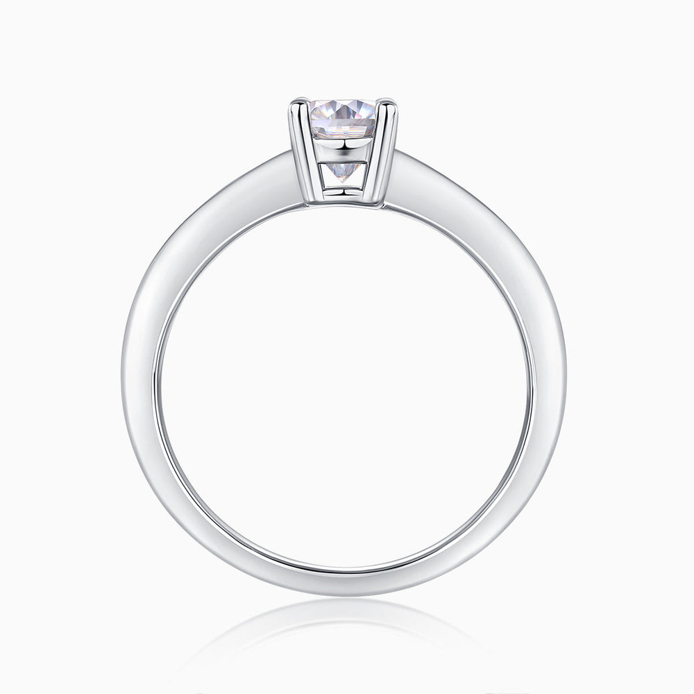 Ovaler Solitär-Moissanit-Ring in White-Gold-Vermeil, Ringschiene mit Steinfassung von vorn