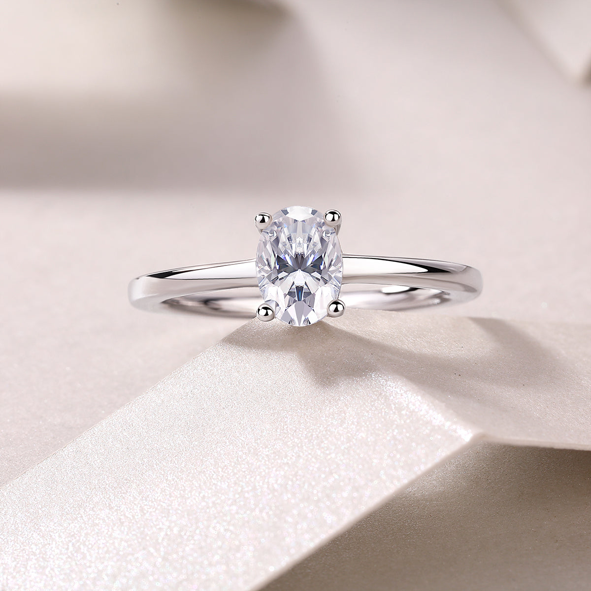 Ovaler Solitär-Moissanit-Ring in White-Gold-Vermeil, klare Fassung mit vier Zinken