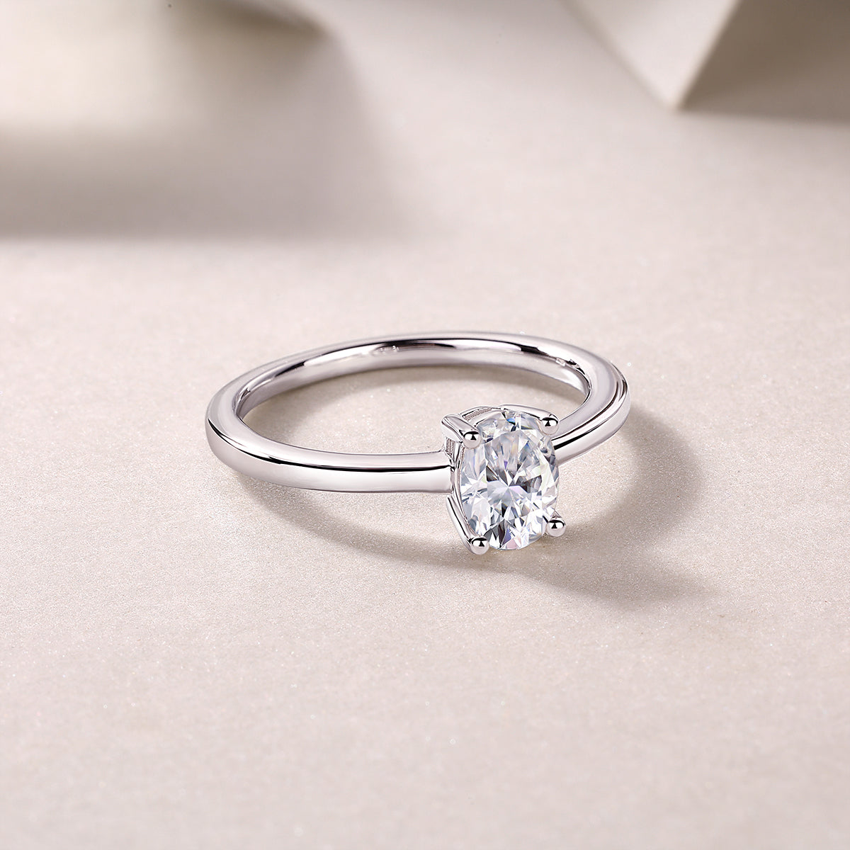 Ovaler Solitär-Moissanit-Ring in White-Gold-Vermeil, profilierte Ringschiene