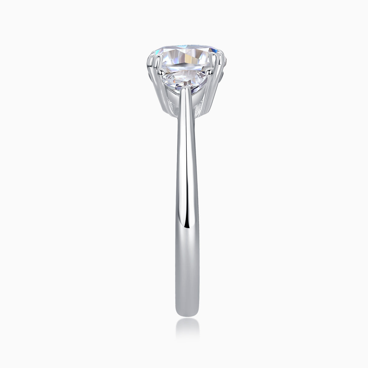 Cushion-Cut Moissanit in hoher Fassung, schlanker Ring-Schaft, silberfarben