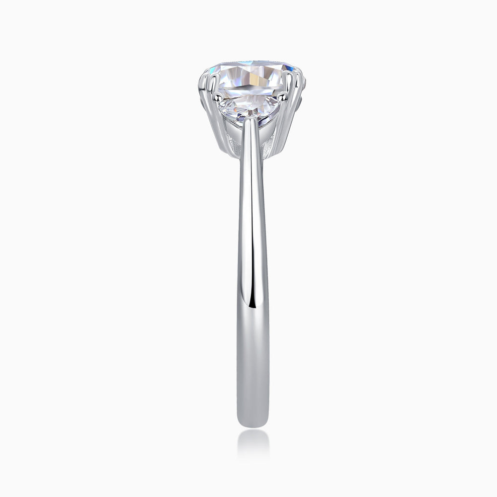 Cushion-Cut Moissanit in hoher Fassung, schlanker Ring-Schaft, silberfarben