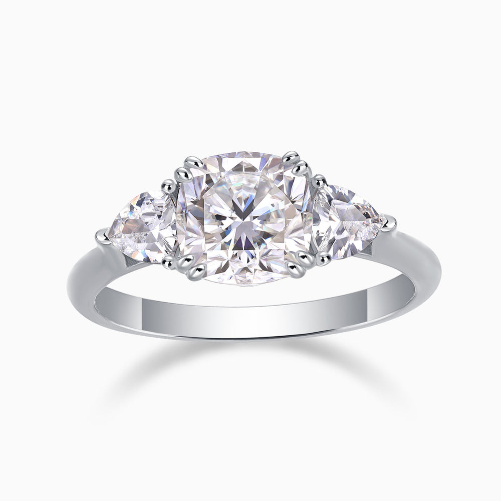 3-Stein Moissanit-Ring, Cushion-Cut: zentral großer Stein, silberfarbene Fassung