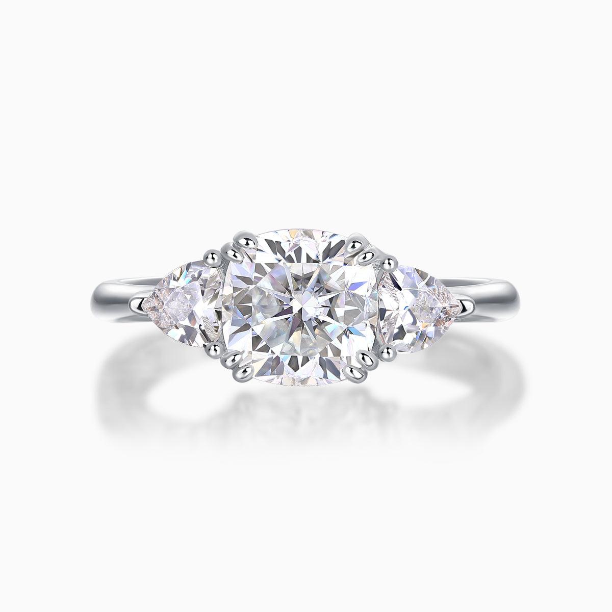 3-Stein Moissanit-Ring mit Cushion-Cut Hauptstein und seitlichen Steinen, silberfarben