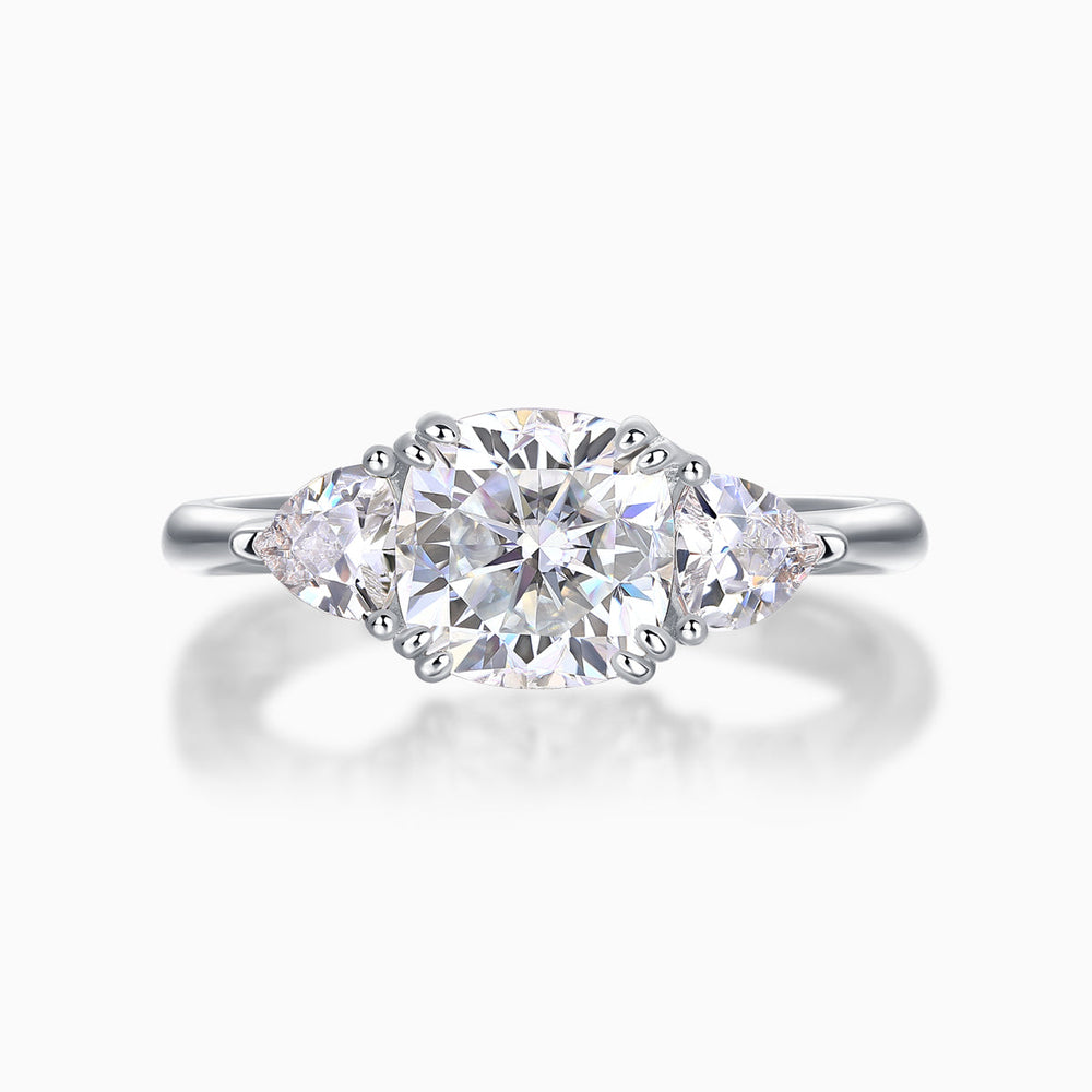 3-Stein Moissanit-Ring mit Cushion-Cut Hauptstein und seitlichen Steinen, silberfarben