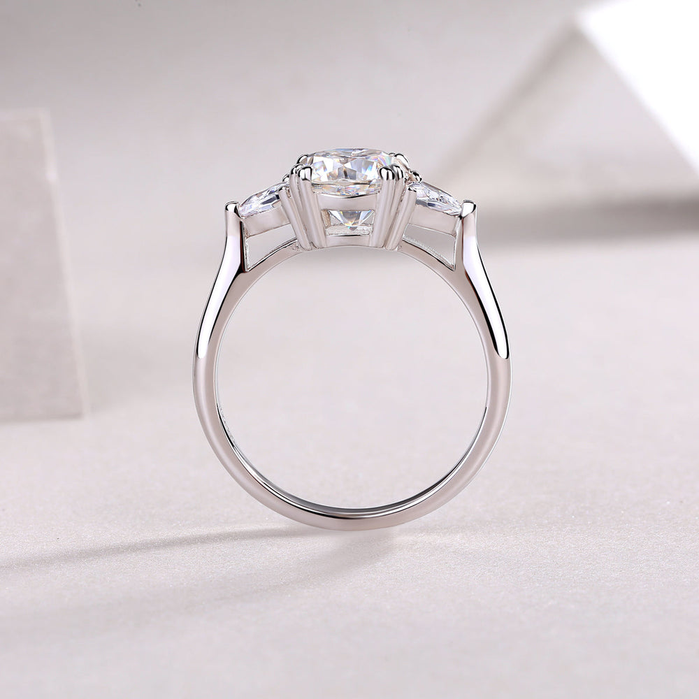 Rückansicht des 3-Stein Rings: Prongs der Cushion-Cut Fassung, silberfarben