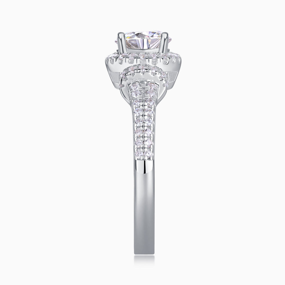 Engagement ring profile, rectangular prongs holding the round stone with pavé accents
