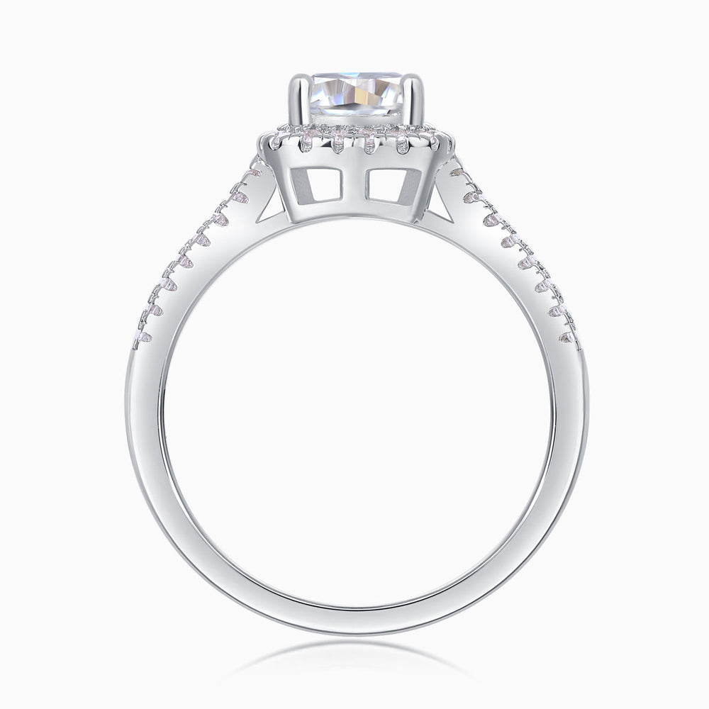 Vista superior de anillo cushion con halo doble pavé y montura tipo garra, white gold vermeil