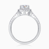 Vista superior de anillo cushion con halo doble pavé y montura tipo garra, white gold vermeil