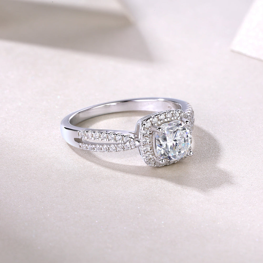 Anillo halo doble pavé cushion con piedra central redondeada, white gold vermeil