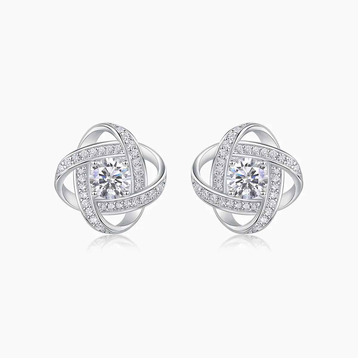 Pinwheel Knot Ohrringe im Steckerdesign, Weißgold-Vermeil mit Moissanite-Pavé