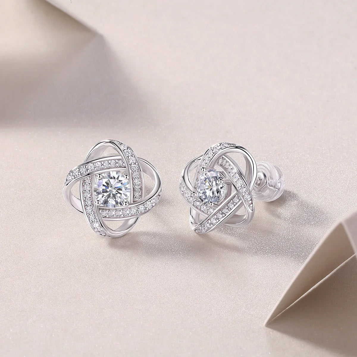 Pinwheel Knot Stud Earrings: dreilagiges Pavé-Rahmenmotiv mit quadratisch funkelndem Stein