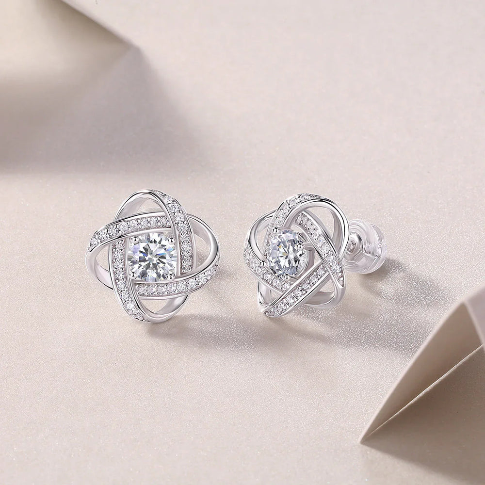 Pinwheel Knot Stud Earrings: dreilagiges Pavé-Rahmenmotiv mit quadratisch funkelndem Stein