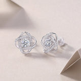 Pinwheel Knot Stud Earrings: dreilagiges Pavé-Rahmenmotiv mit quadratisch funkelndem Stein