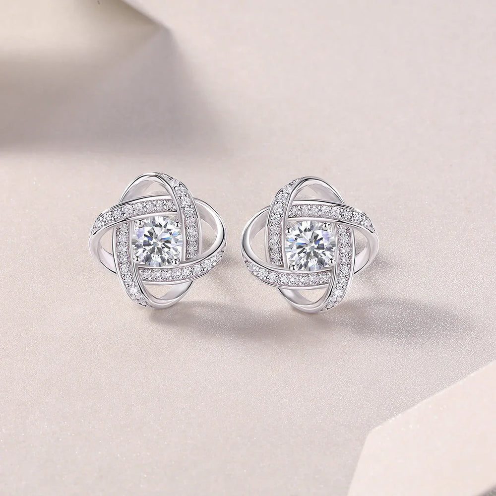 Pinwheel Knot Steckerohrringe, Moissanite im offenen Kreisrahmen mit Pavé