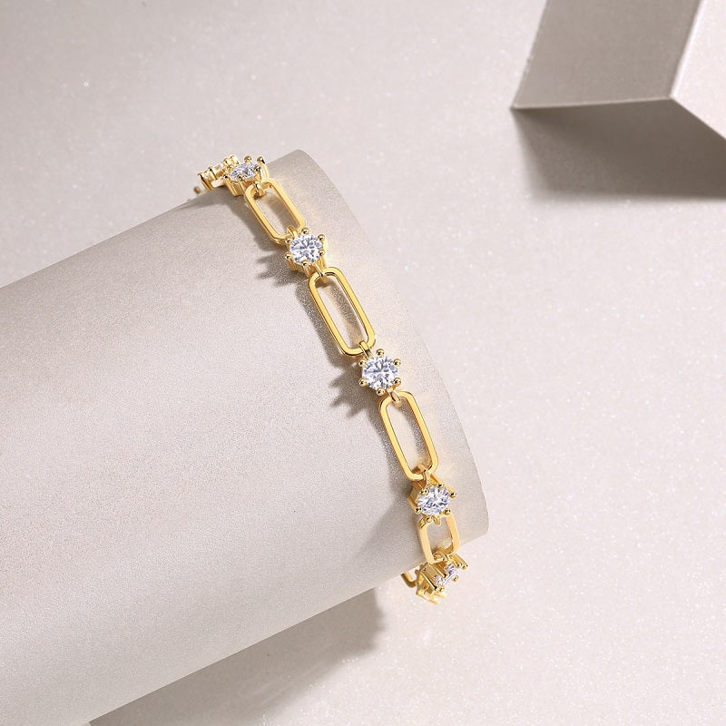 Moissanite Paperclip Chain Armband, Gelbgold-Vermeil, Detailansicht der rechteckigen Glieder