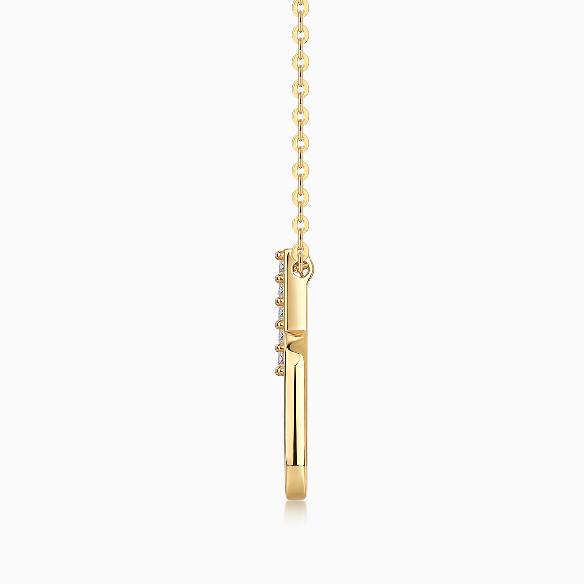 Side view oval link pendant necklace in yellow gold vermeil
