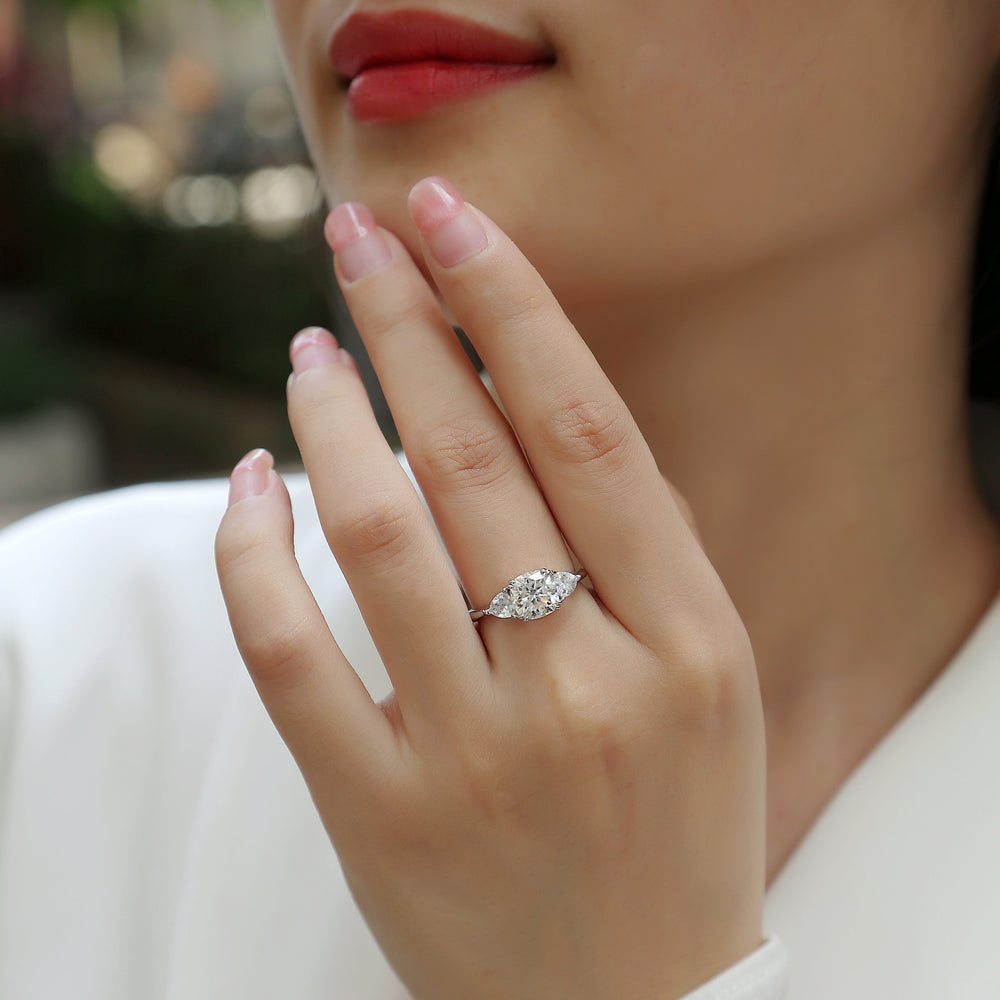 Moissanit-Ring am Finger: kleiner Cushion-Cut Stein in silberfarbener Fassung