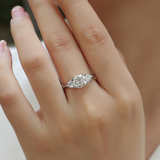 Ring am Finger: klarer Cushion-Cut Stein in silberfarbener Fassung