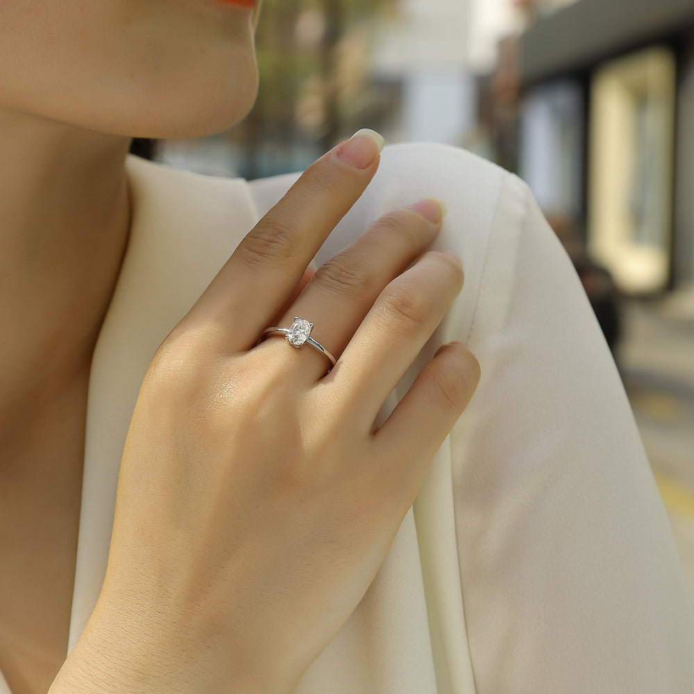 Ovaler Solitär-Moissanit-Ring in White-Gold-Vermeil, am Finger getragen