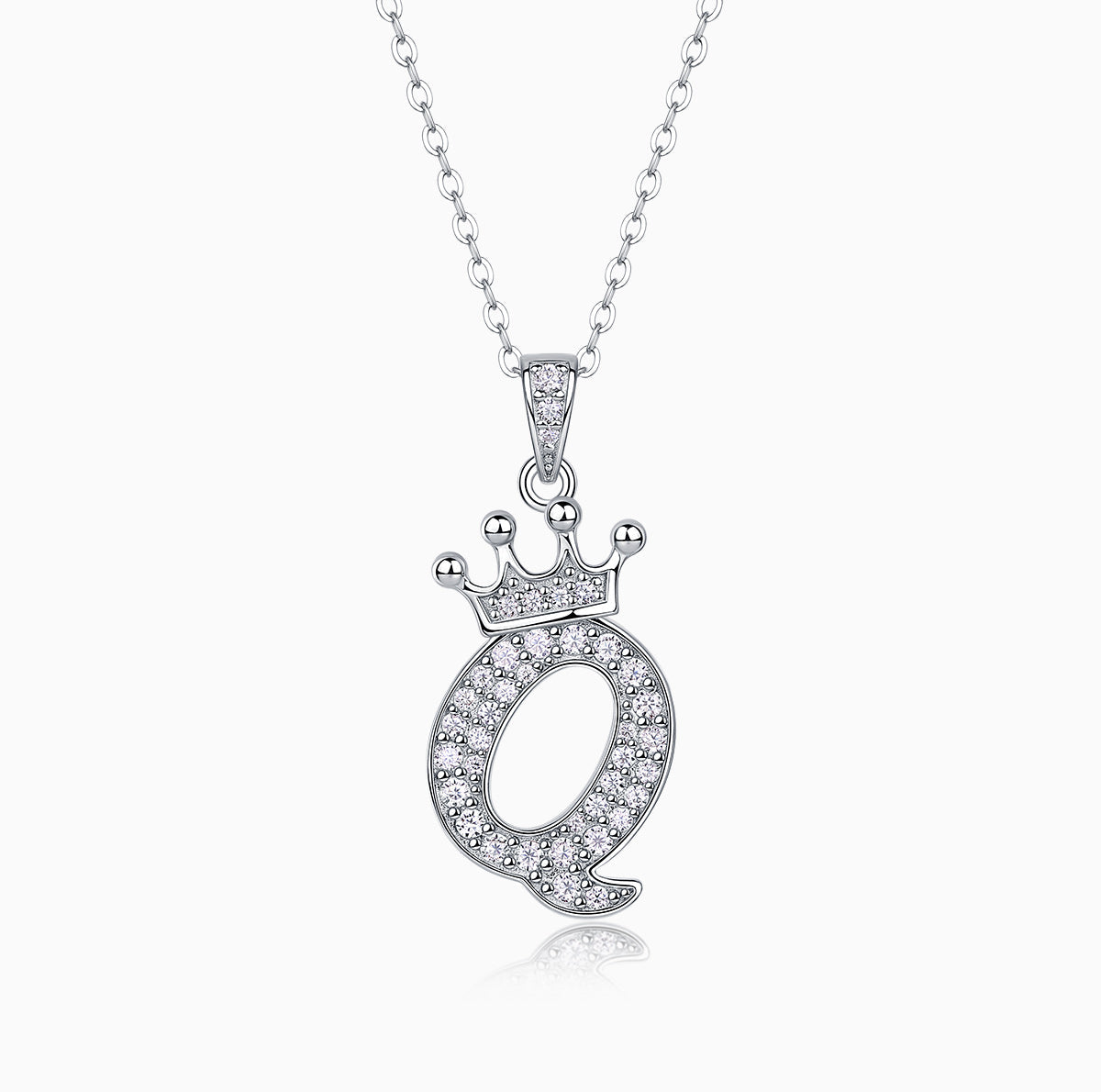Pendentif lettre avec couronne sertie, aspect pavé de pierres, sur chaîne à maillons