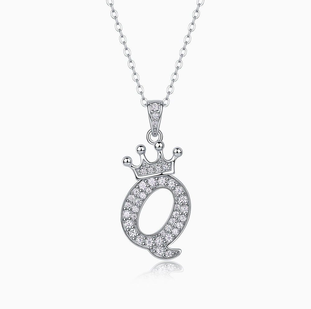 Pendentif lettre avec couronne sertie, aspect pavé de pierres, sur chaîne à maillons