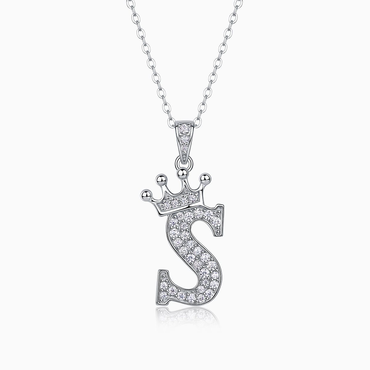 Pendentif lettre couronnée serti pavé, contours détaillés, chaîne à maillons ronds