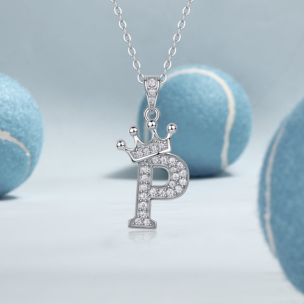 Collier pendentif lettre avec couronne pavée de pierres, chaîne à maillons ronds