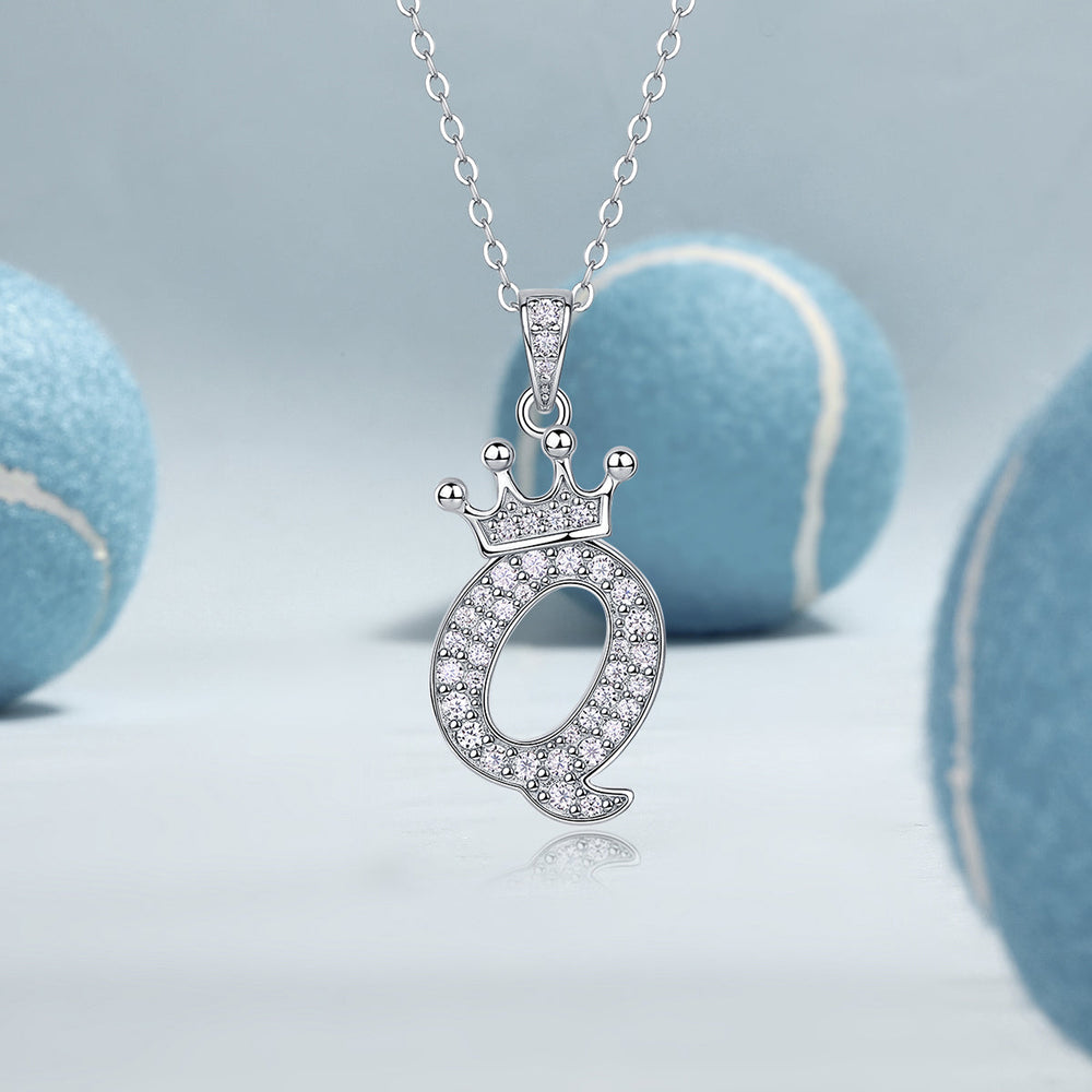 Pendentif lettre couronnée en finition claire, pierres scintillantes, chaînette à maillons