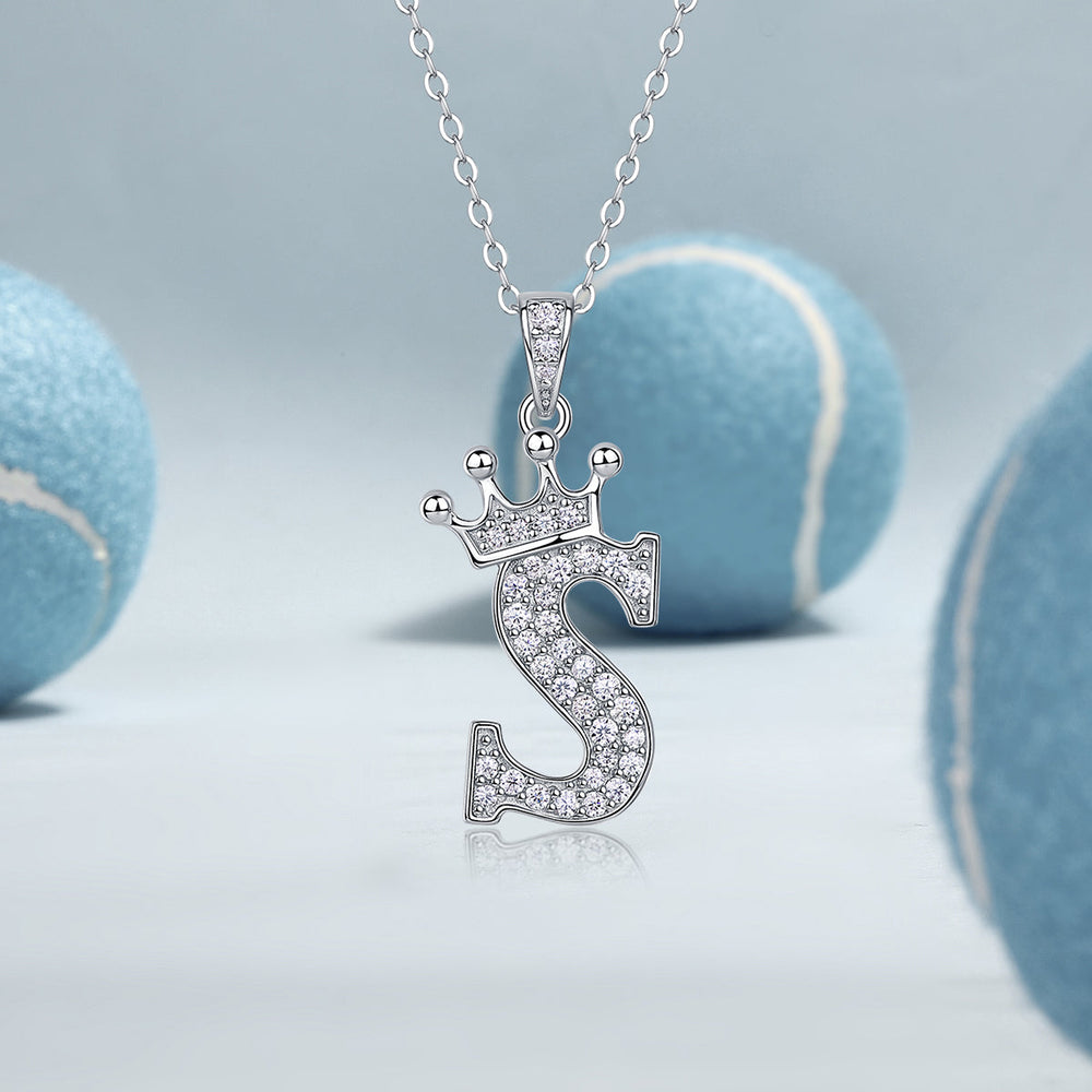 Collier pendentif lettre couronnée, pierres moissanite pavées, attache à ressort visible