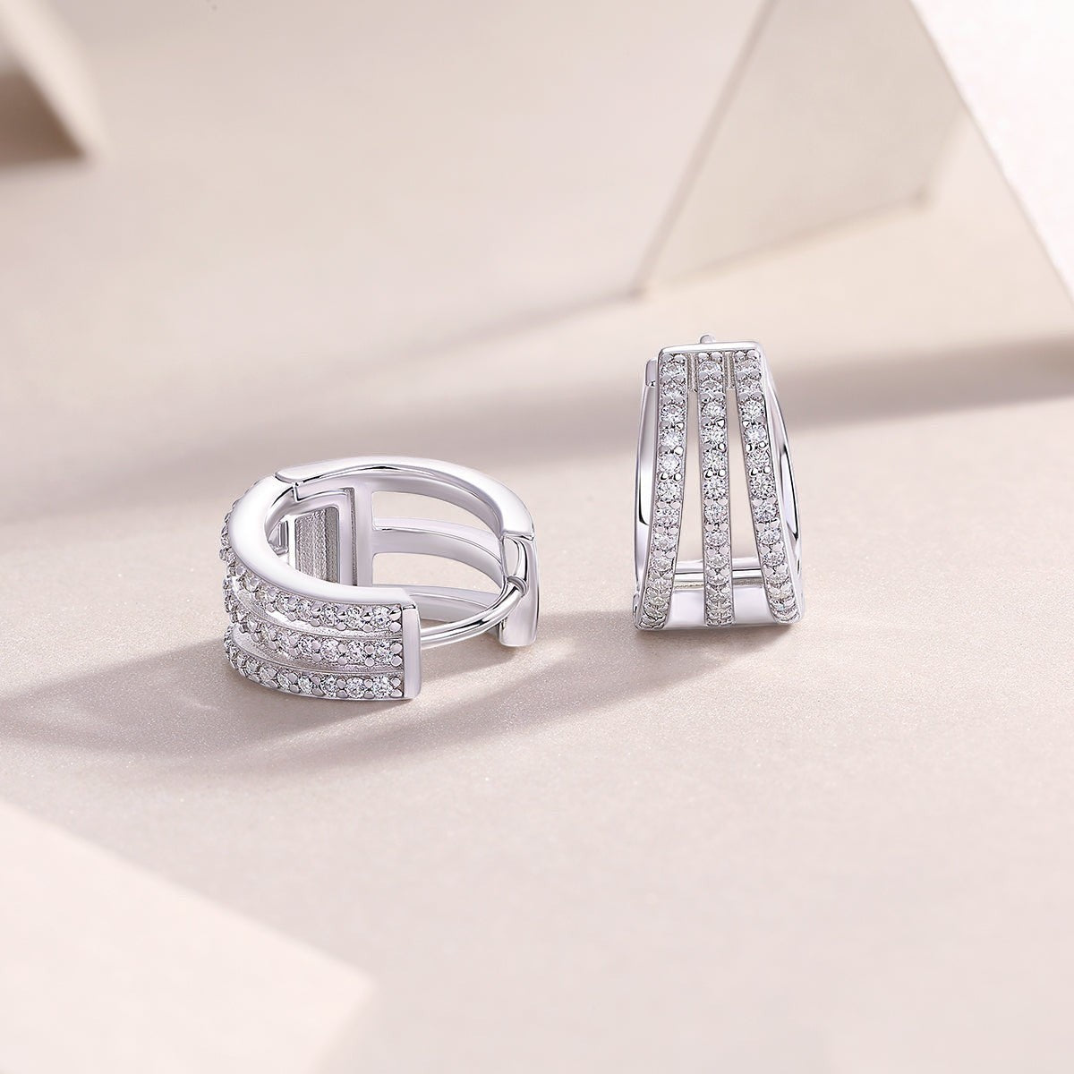 Moissanite Split Huggie-Ohringe, Verschlussseite sichtbar, gefasste Steinreihen