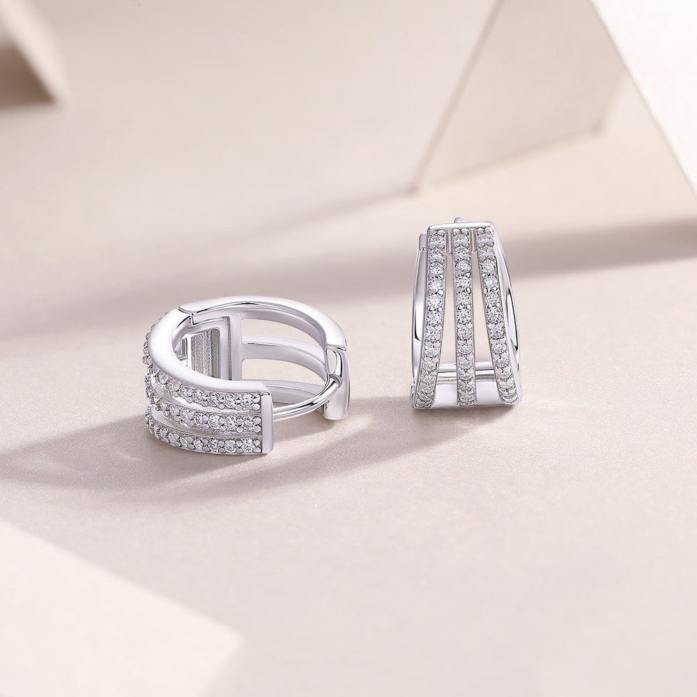 Moissanite Split Huggie-Ohringe, Verschlussseite sichtbar, gefasste Steinreihen