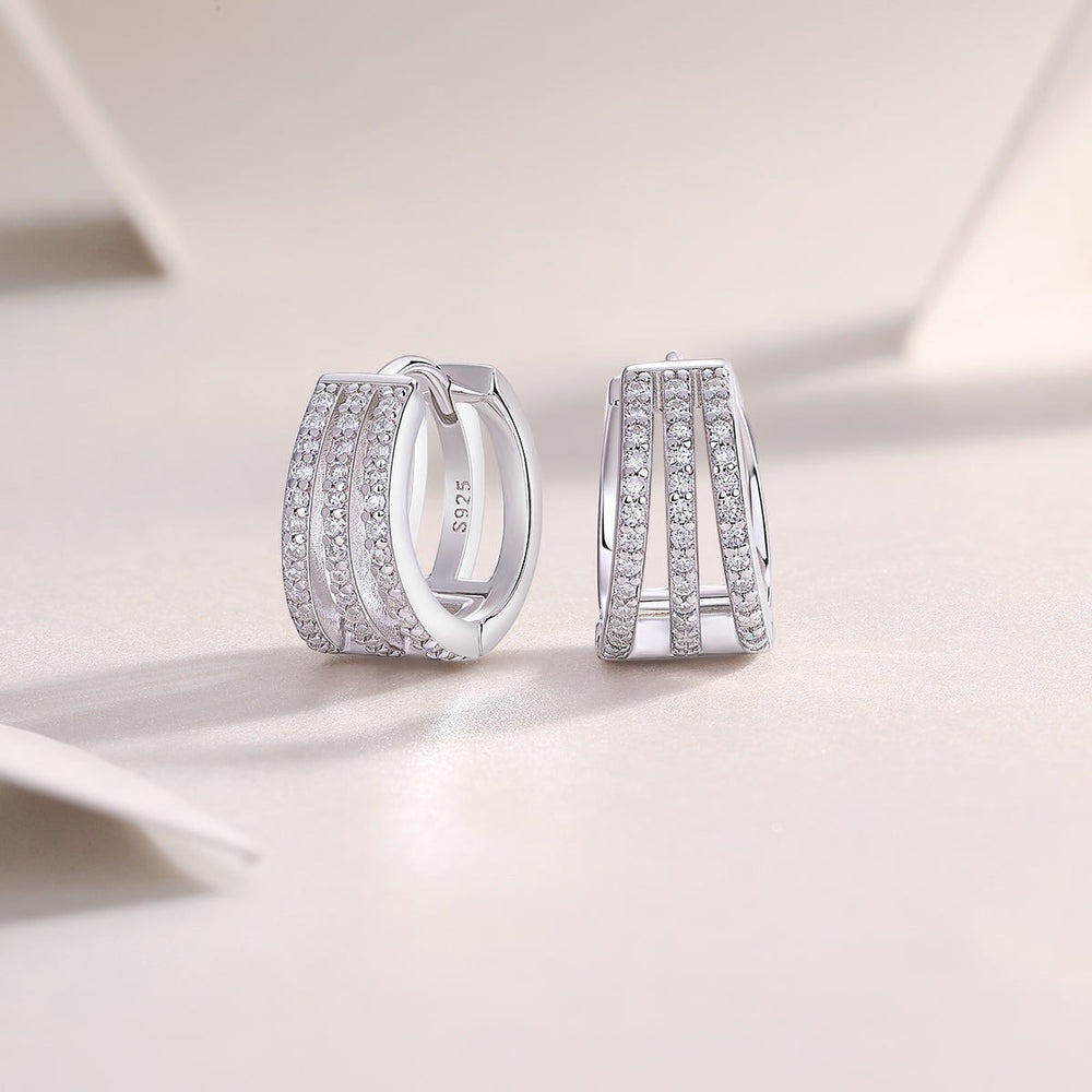 Moissanite Split Huggie-Ohringe, seitliche Ansicht der gefassten Steinstreifen