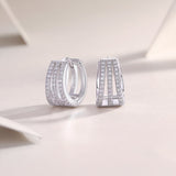 Moissanite Split Huggie-Ohringe, seitliche Ansicht der gefassten Steinstreifen