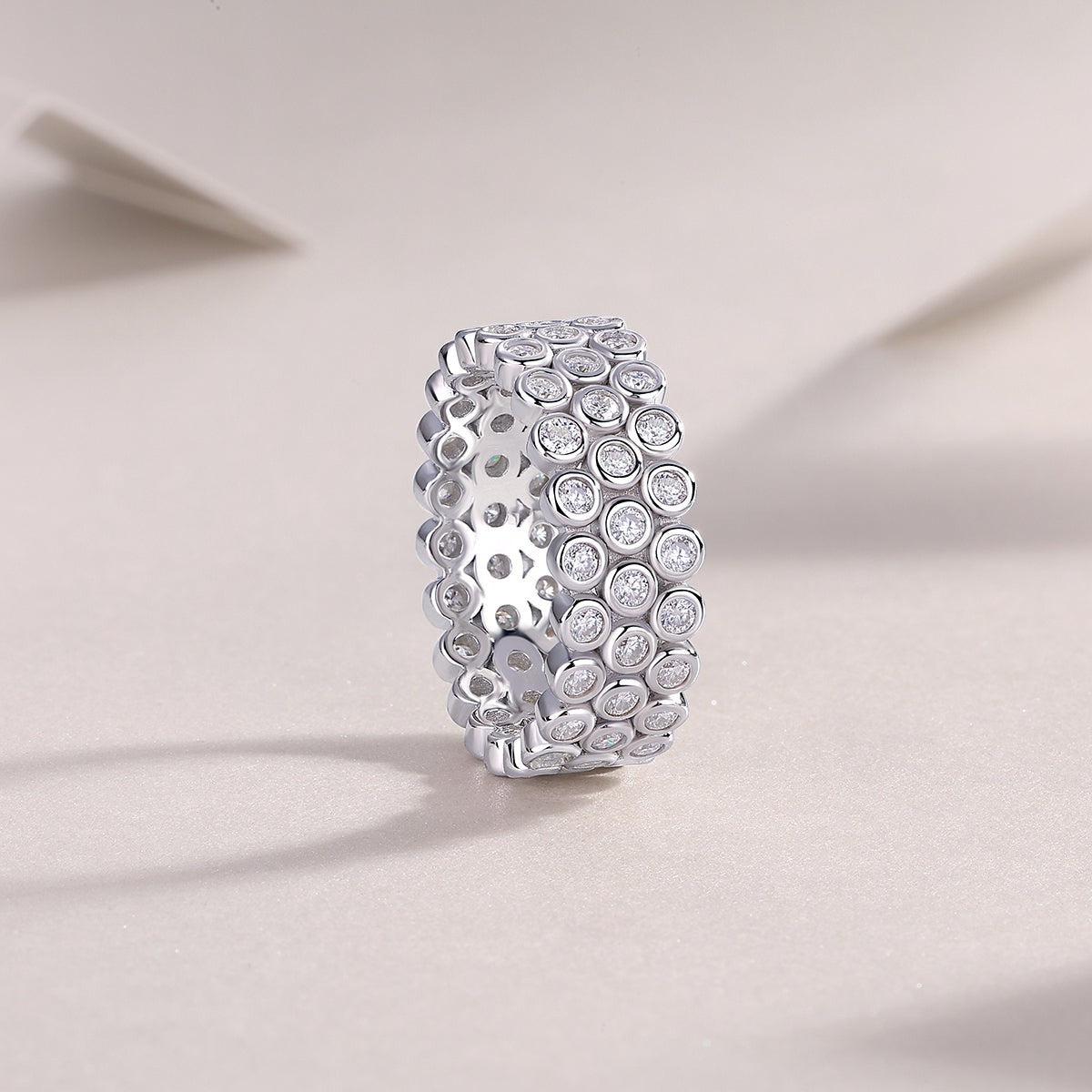 Cylen Three-Row Pavé Moissanite Wide Band, breites Band mit drei Steinreihen und offenen Motiven