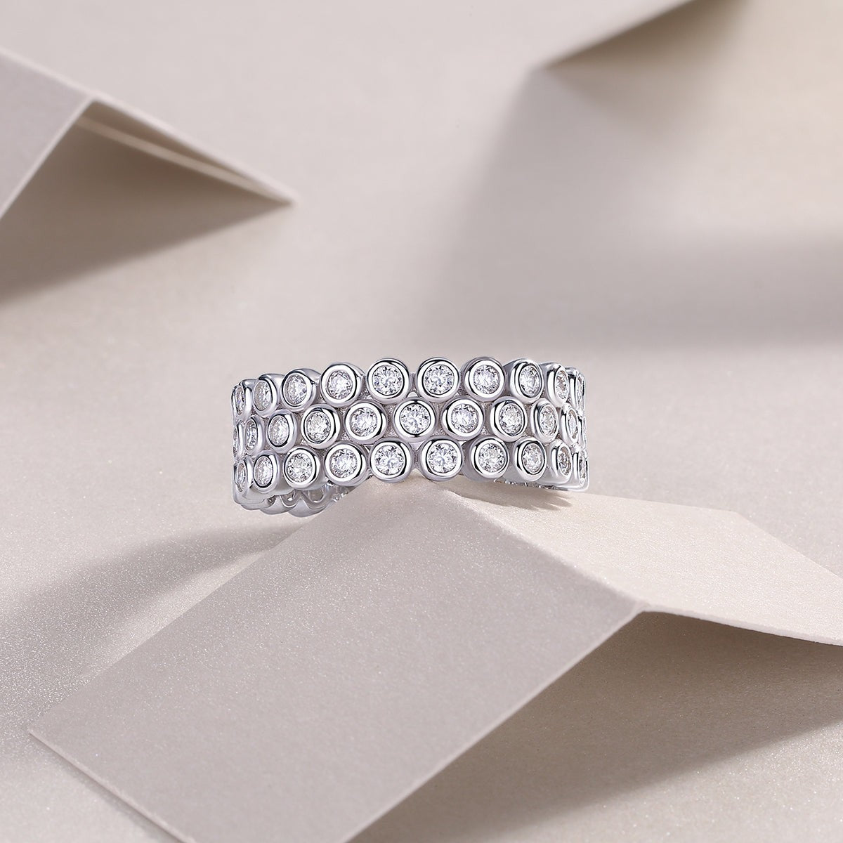 Three-Row Pavé Moissanite Wide Band, schmaler Seitenblick auf die drei Reihen runder Steinfassungen