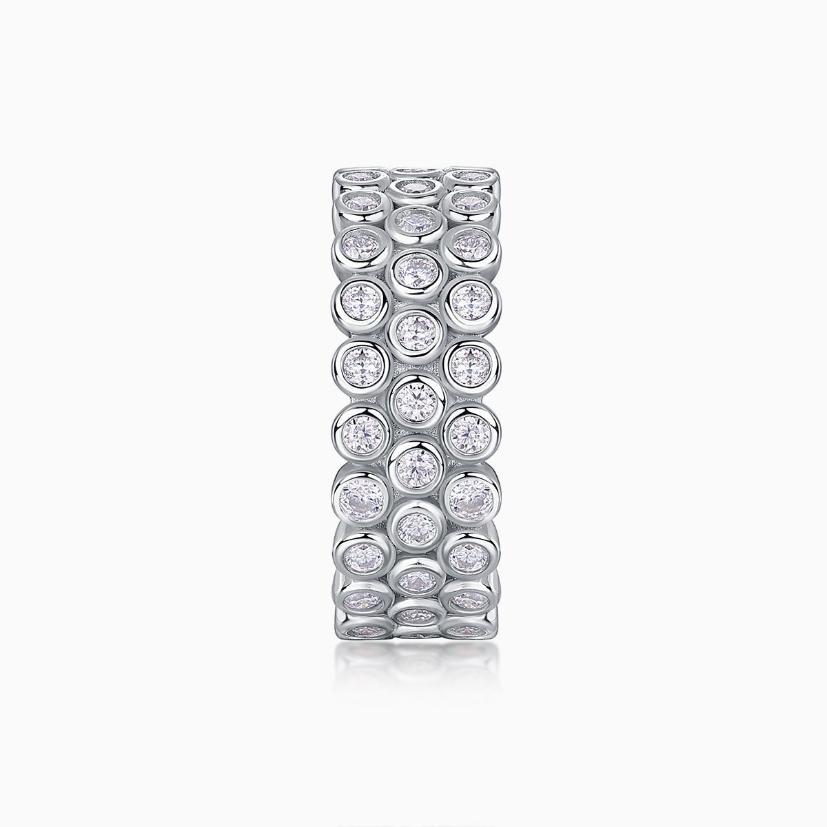 Three-Row Pavé Moissanite Wide Band in Seitenansicht, drei Steinreihen im breiten Design