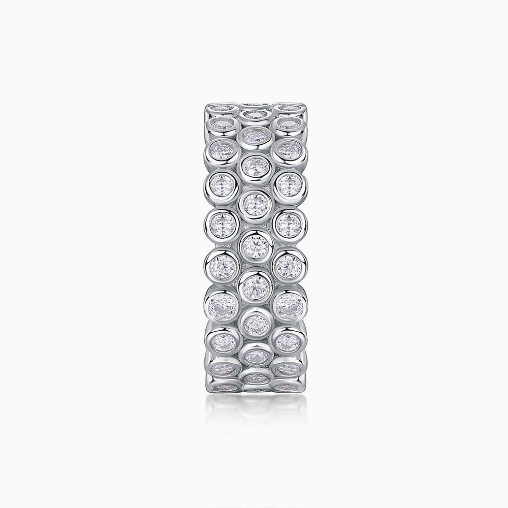 Three-Row Pavé Moissanite Wide Band in Seitenansicht, drei Steinreihen im breiten Design