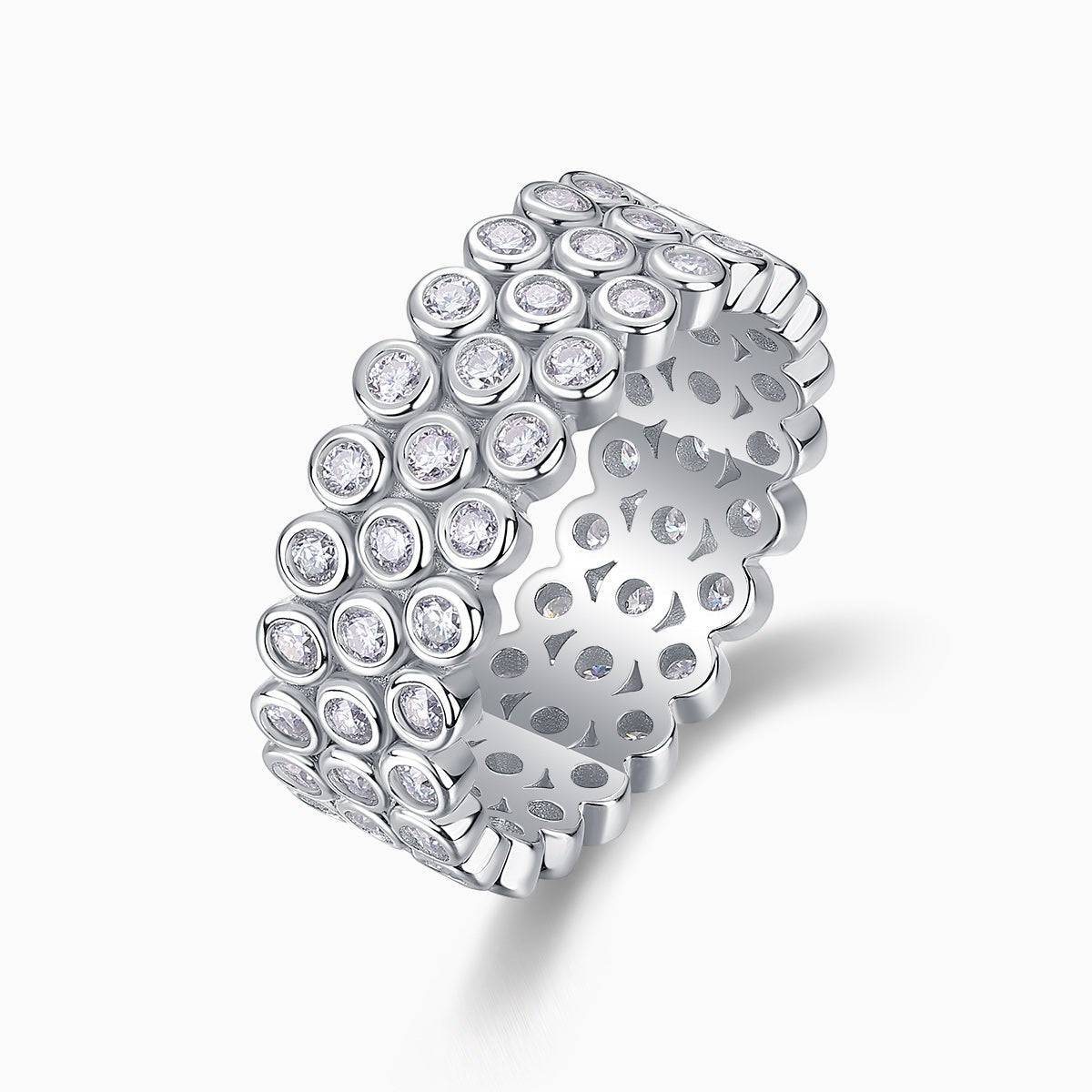 Breites Ringband Three-Row Pavé Moissanite mit zirkulären Fassungen und seitlichen Aussparungen