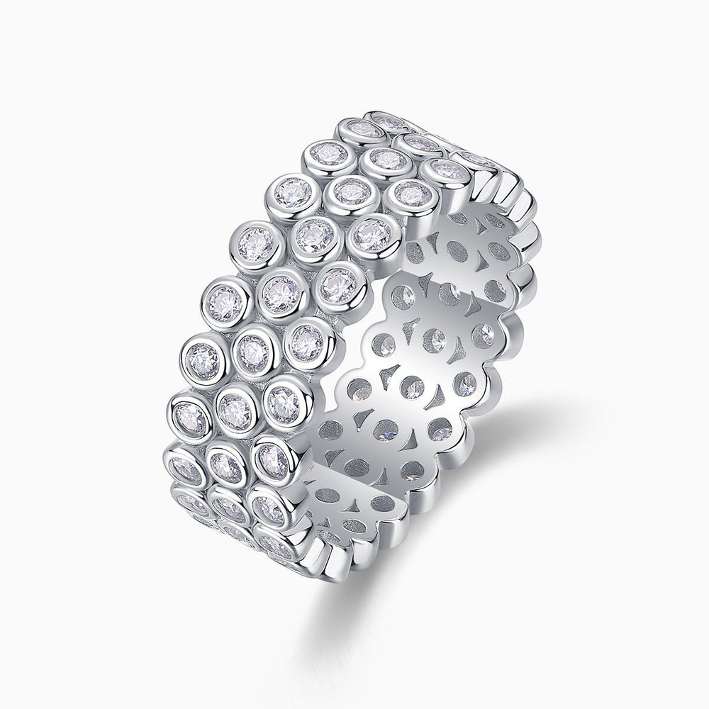 Breites Ringband Three-Row Pavé Moissanite mit zirkulären Fassungen und seitlichen Aussparungen